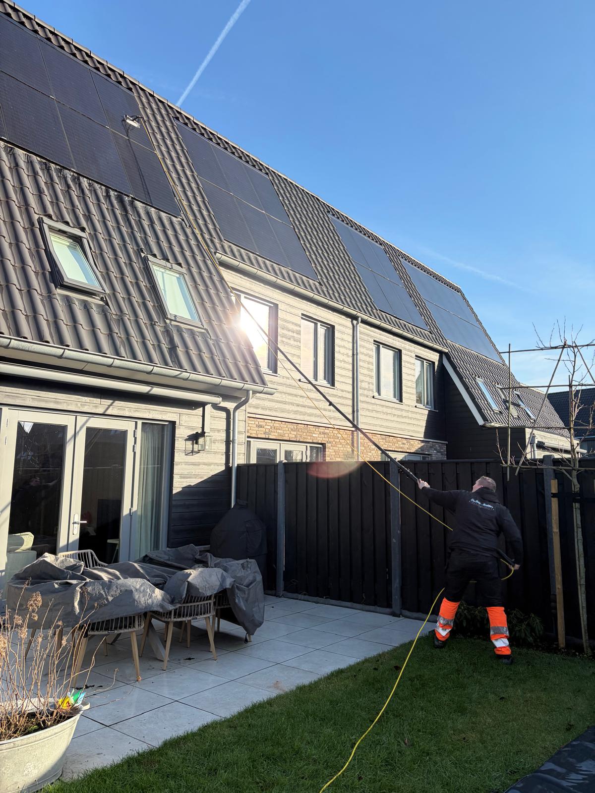 Zonnepanelen reinigen — foto 1 van 2