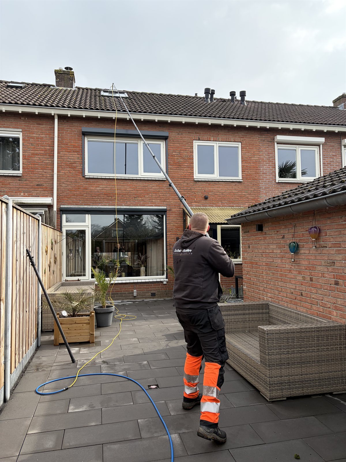 Glasbewassing in uitvoering door een Du Bois-Bakker medewerker